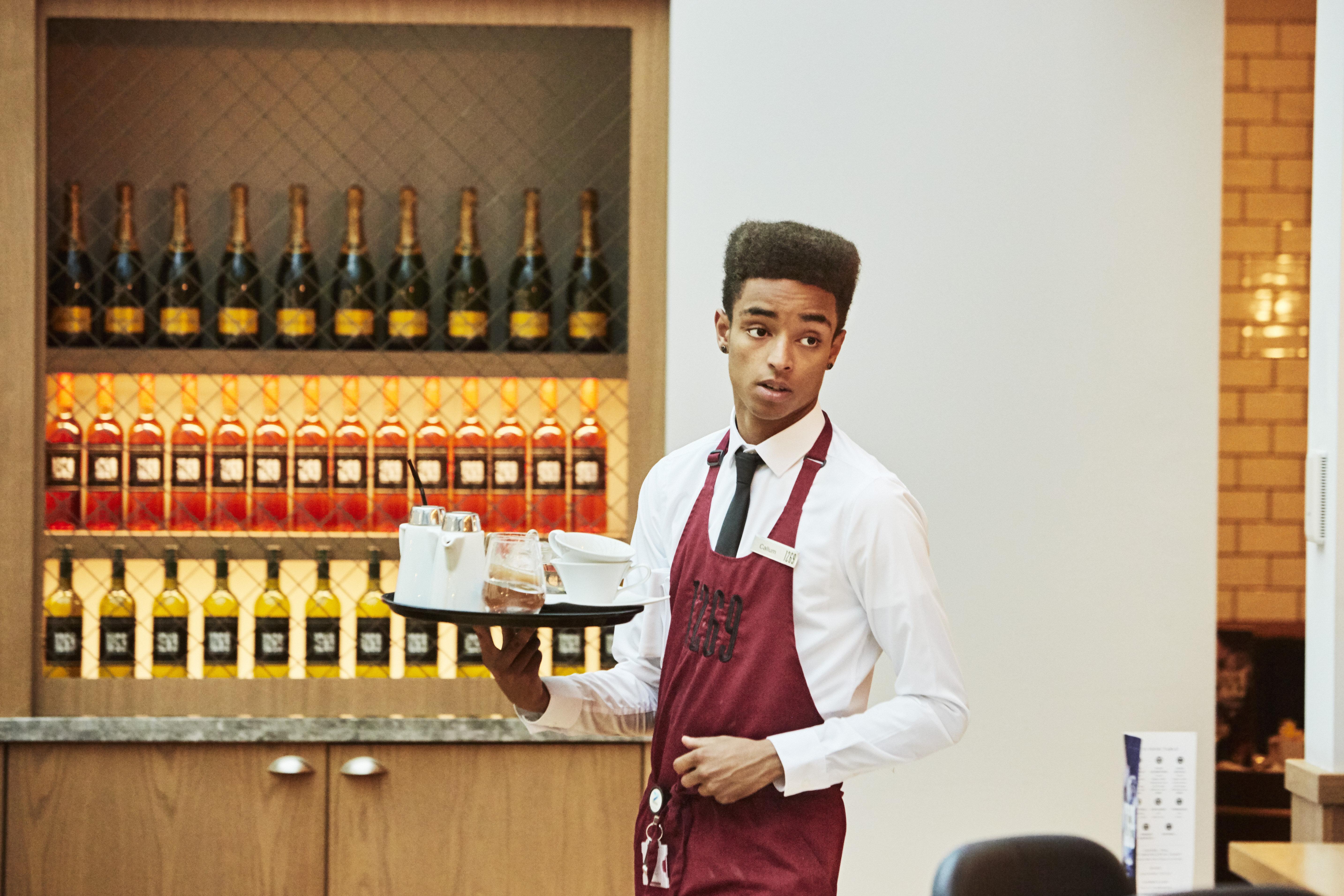 Crowne Plaza Chennai Adyar Park, An Ihg Hotel Exteriér fotografie A waiter in a restaurant