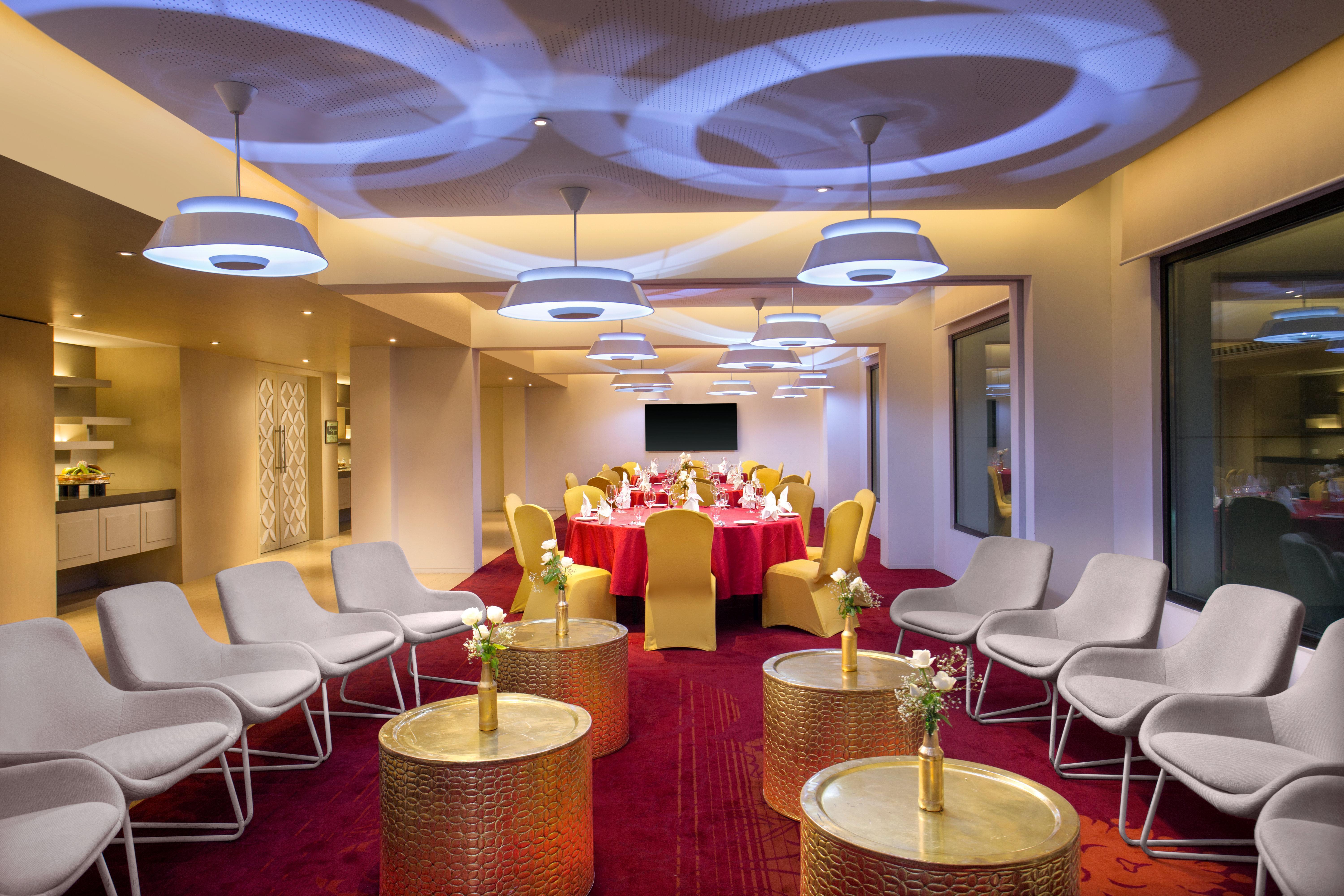 Crowne Plaza Chennai Adyar Park, An Ihg Hotel Exteriér fotografie The Club Lounge at the airport